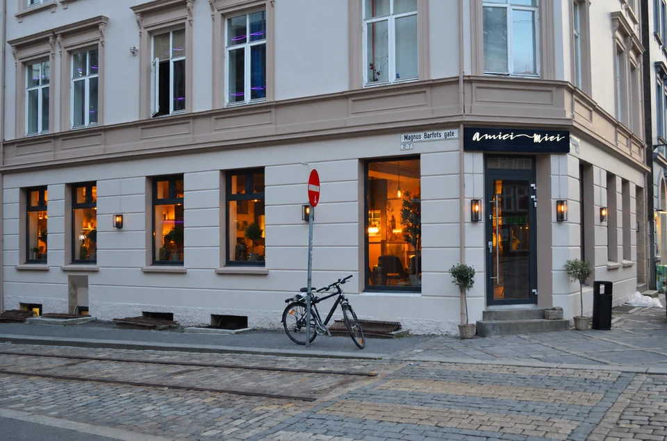 Amici Mieis hjørneinngang i Neumannsgate i Bergen