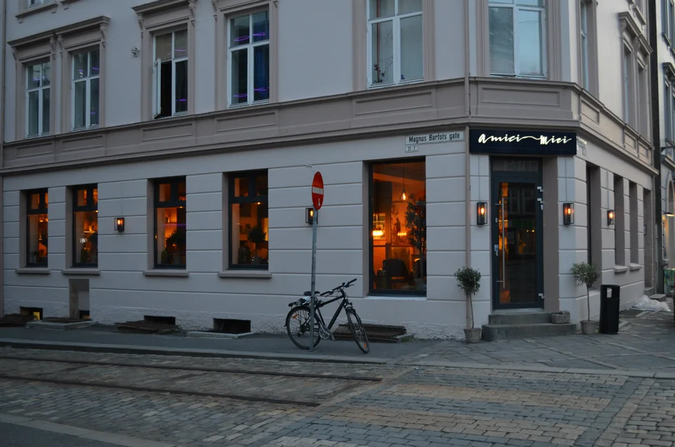 Amici Mieis hjørneinngang i Neumannsgate i Bergen