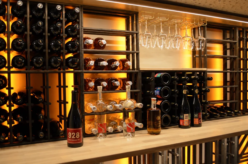 Vinhyller og hengende glass i Amici Mieis vinkjeller